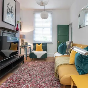 Chic 1-bed Garden Flat, London, Convenient For Tower Bridge, Great Public Transport Apartment