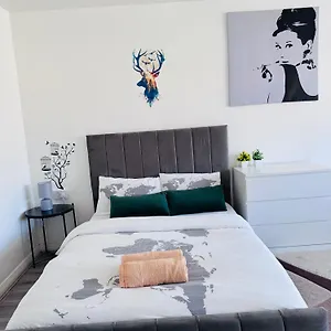 Modern In A 4 Bedroom Flat In London, Shared Bathroom! Homestay